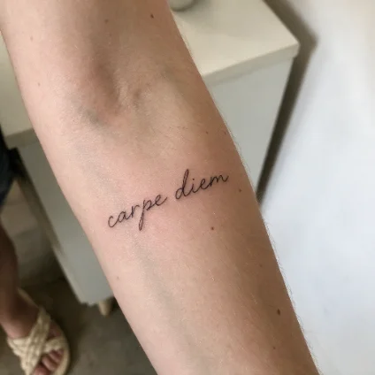 Tatuagem fineline feita por aluna formada no Fineline Academy