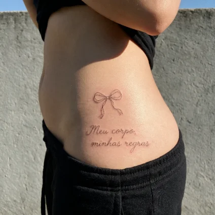 Tatuagem fineline feita por aluna formada no Fineline Academy