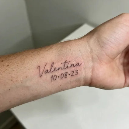 Tatuagem fineline feita por aluna formada no Fineline Academy