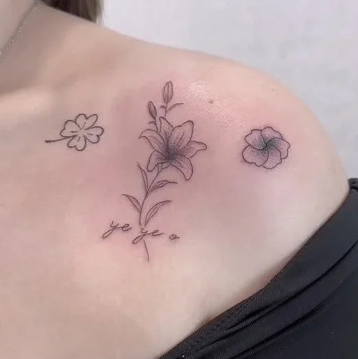 Bancada de tatuagem montada, com máquina pen e material de trabalho