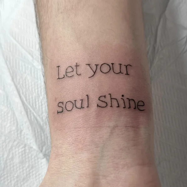 Tatuagem fineline de traço fino e delicado feita na pele